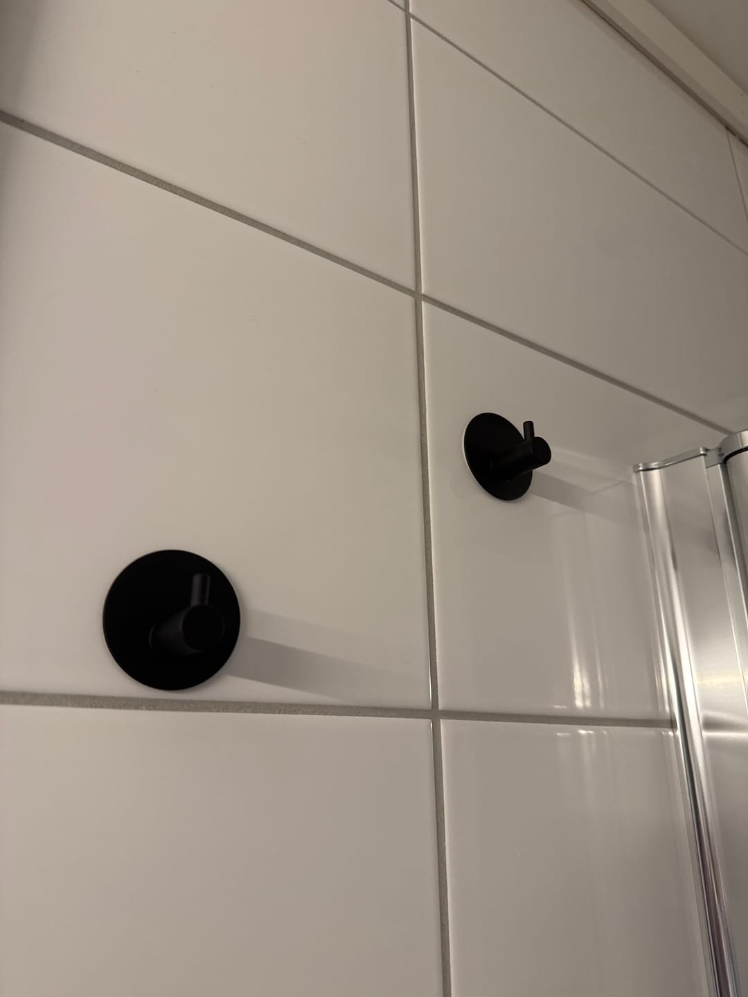 Customer photo review of 4-pk Selvklebende knagg, sort matt