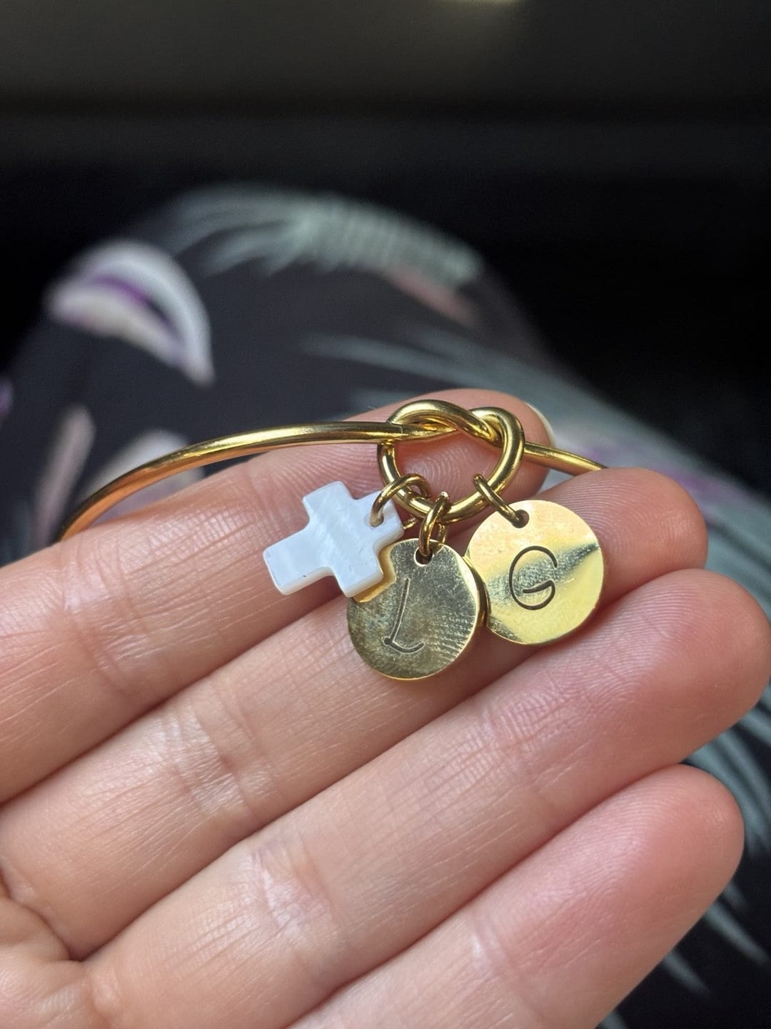 Customer photo review of Bracelet jonc Cœur avec médaille à graver et croix en nacre