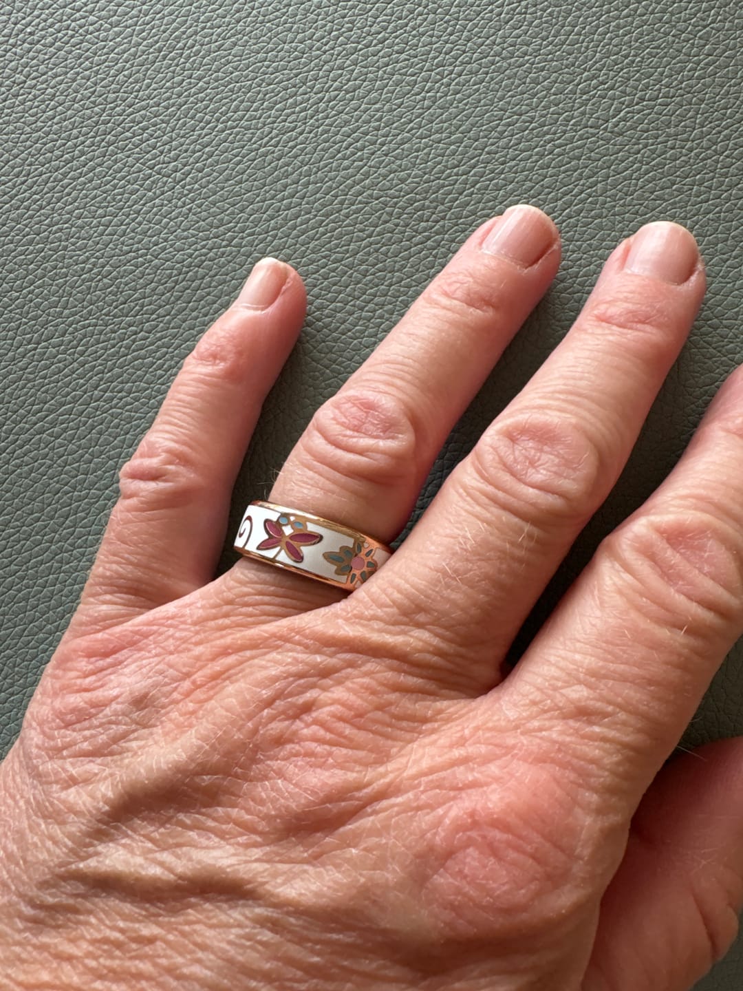 Customer photo review of Smart Enamel Wellness Ring – Fitness- und Schlaftracker für iOS & Android – Aurina