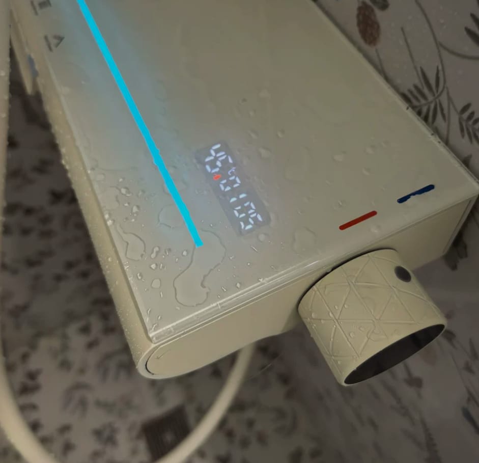 Customer photo review of Aurora Smart Ambient Light Shower Set with Digital Display