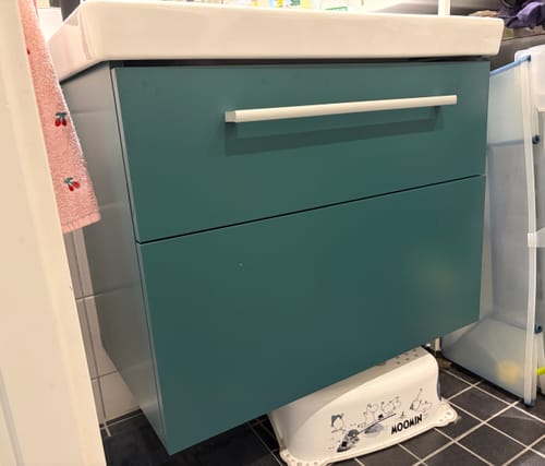 Reviewer's Uni matt mørk grønn kontaktplast påført baderomsinnredning, viser en blågrønn farge.
