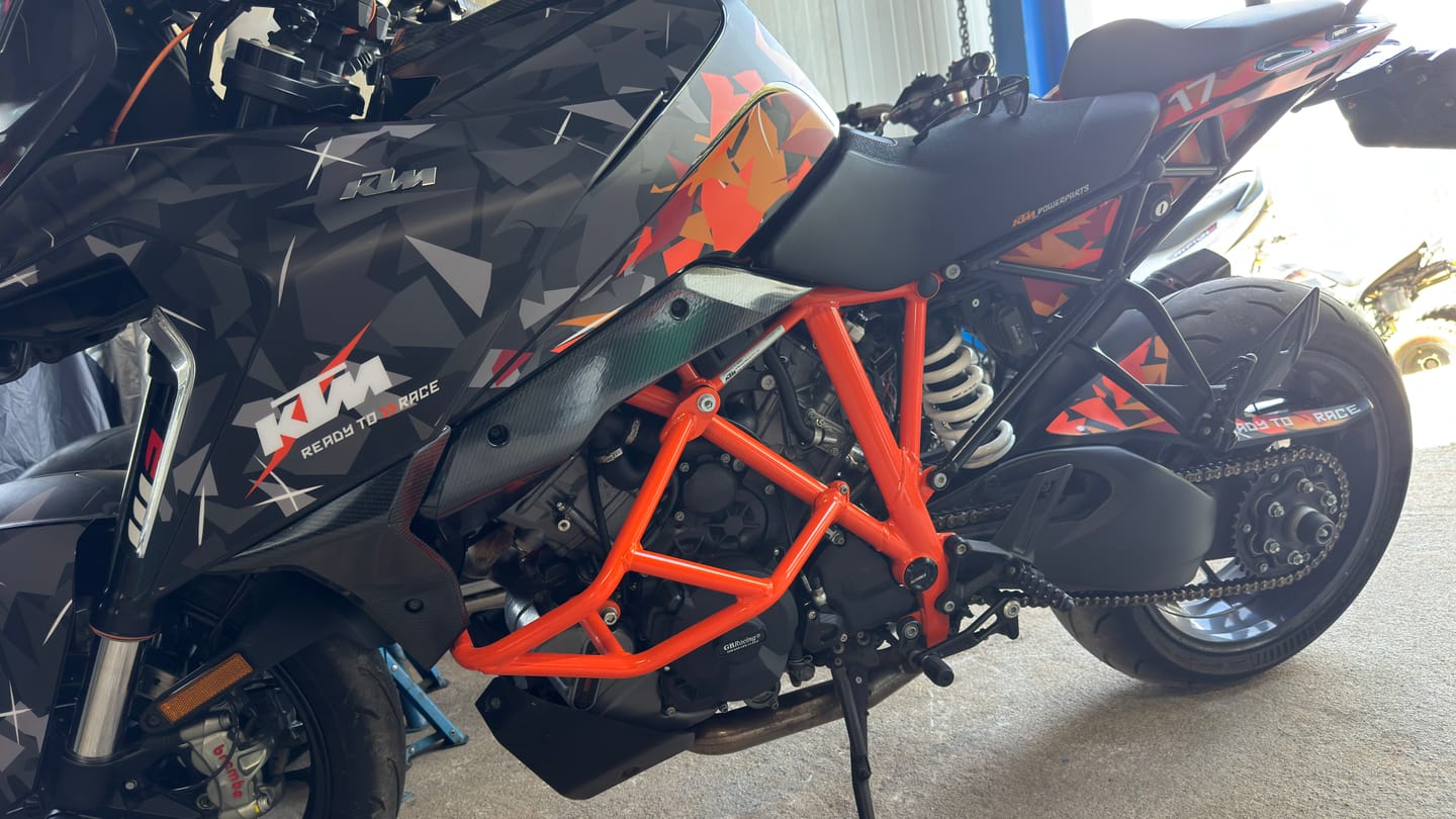 Customer photo review of KTM 1290 Super Duke GT GRAPHICS - "Flake" (Black/Orange)