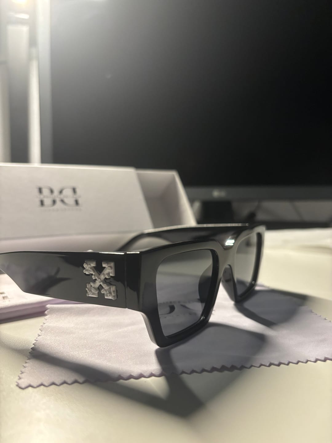 Customer photo review of Occhiali da sole Off-White 001