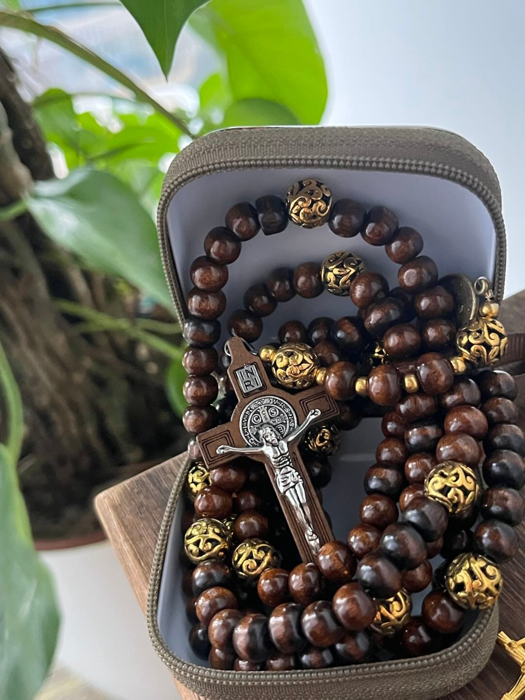 Customer photo review of Solacebeads 15/20 Decade Maple Wood Rosary: Warm Devotion - Miraculous Medal & Wooden Crucifix