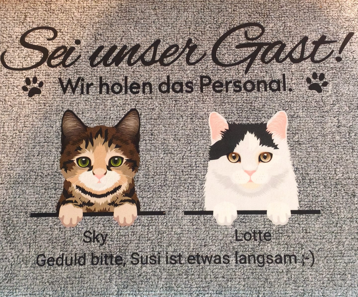 Customer photo review of Personalisierte Fußmatte - Katzen holen ihr Personal