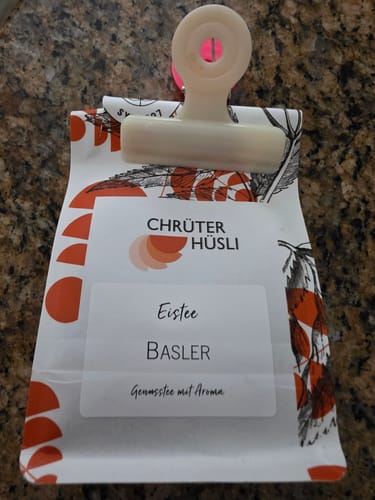 Customer's Basler Eistee tea pouch, held closed by a white clip.