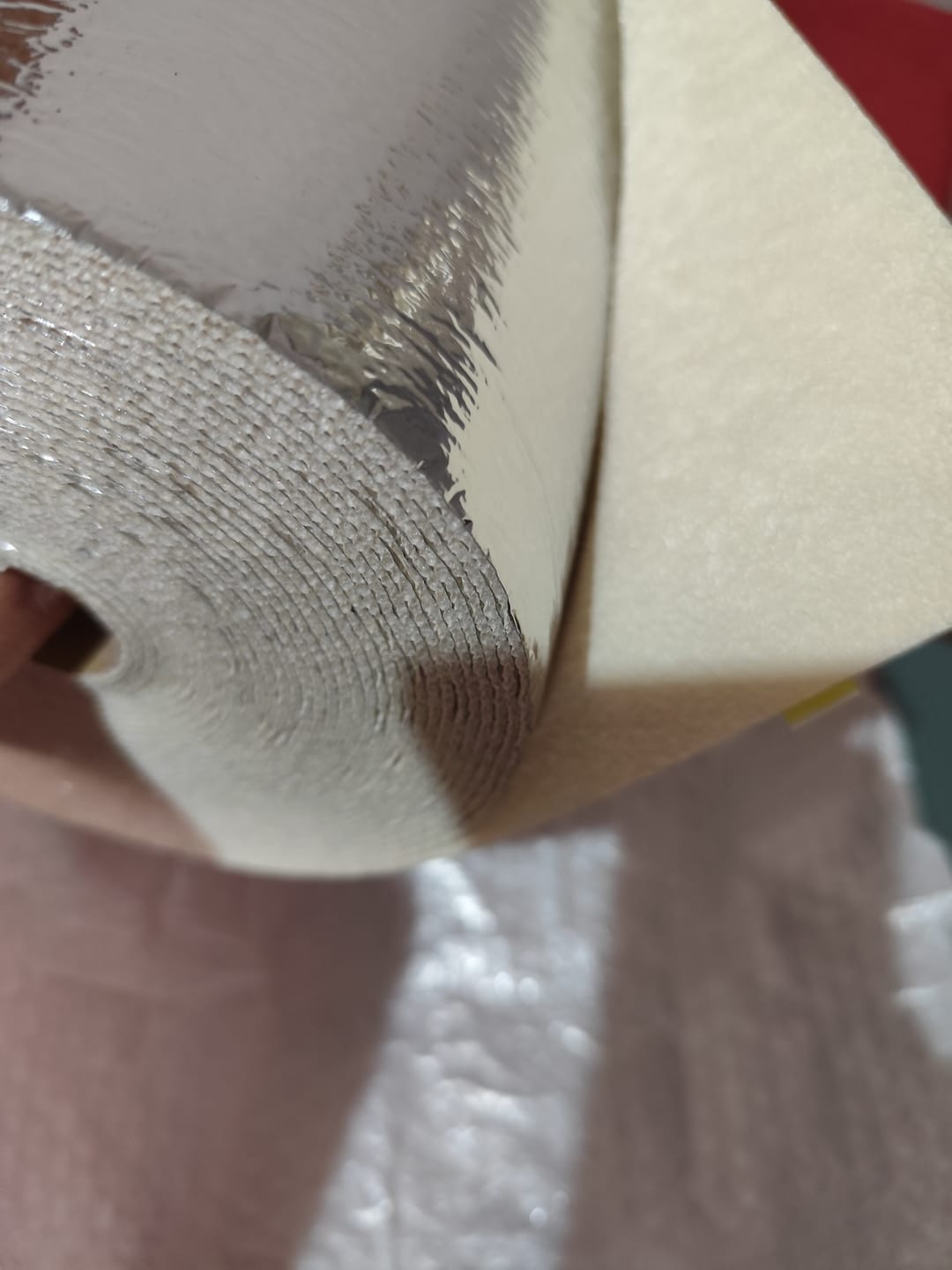 Customer photo review of Papel Tapiz Autoadhesivo Antihumedad para Pared – 10 m
