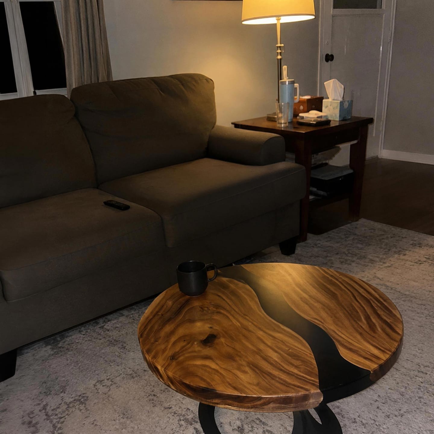 Customer photo review of Coffee Table 35" Round Modern Design for Small Living Room - 104 Manta