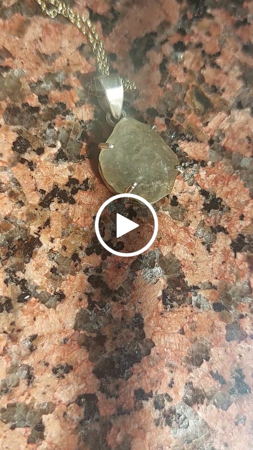 Customer video review of Colgante Cristal de Libia | Espiritualidad - Conciencia