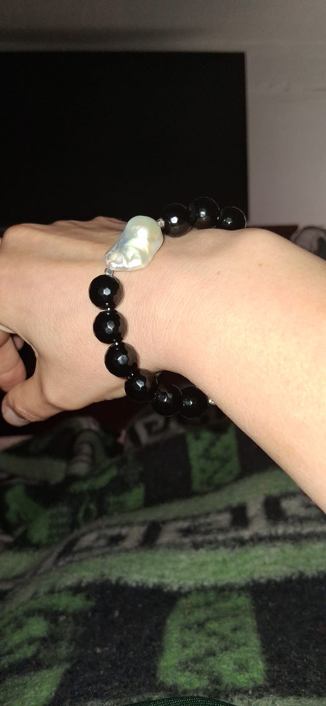 Customer photo review of Pulsera Midnight Queen