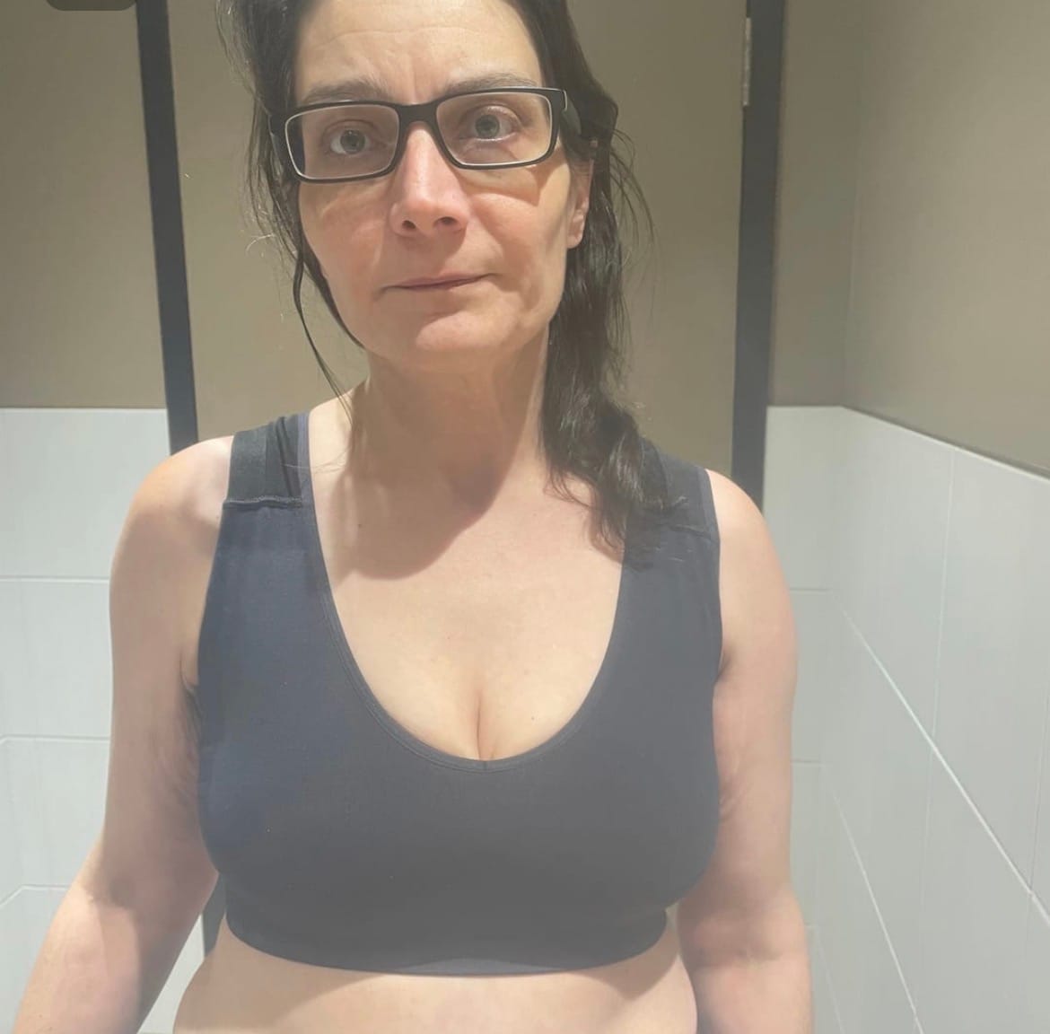 Customer photo review of Top Esportivo Postural Para Mulheres Com Zipper