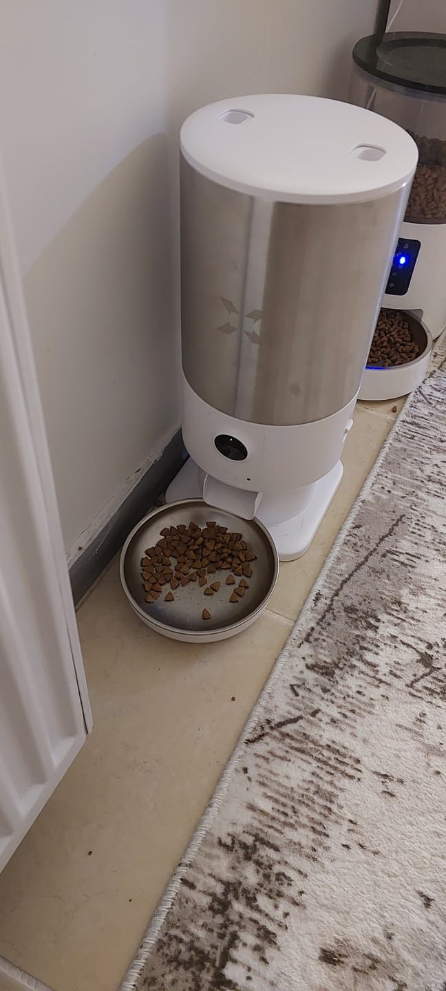 Customer photo review of Akıllı Mama Kabı (Kameralı) | 5L, Mobil Kontrol, Mama Seviye Takip, Çelik Kase, Sesli Görüş (X8605)