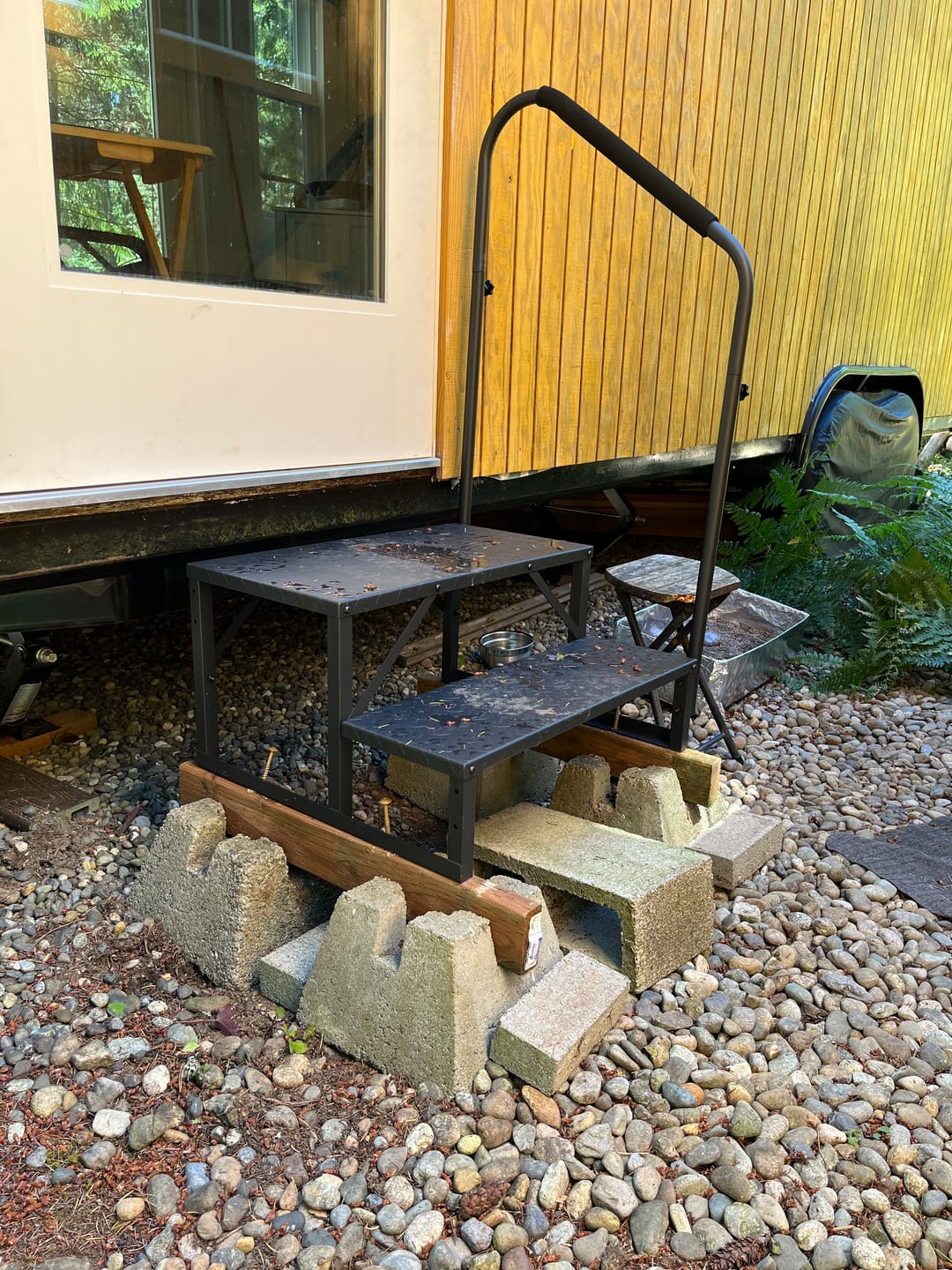 Customer photo review of HOMREST 2-Step RV Stairs with Handrail, 660 LBS Metal Steps with Armrest Cover, Anti-Slip Hot Tub & Mobile Home Steps with Non-Skid Tape