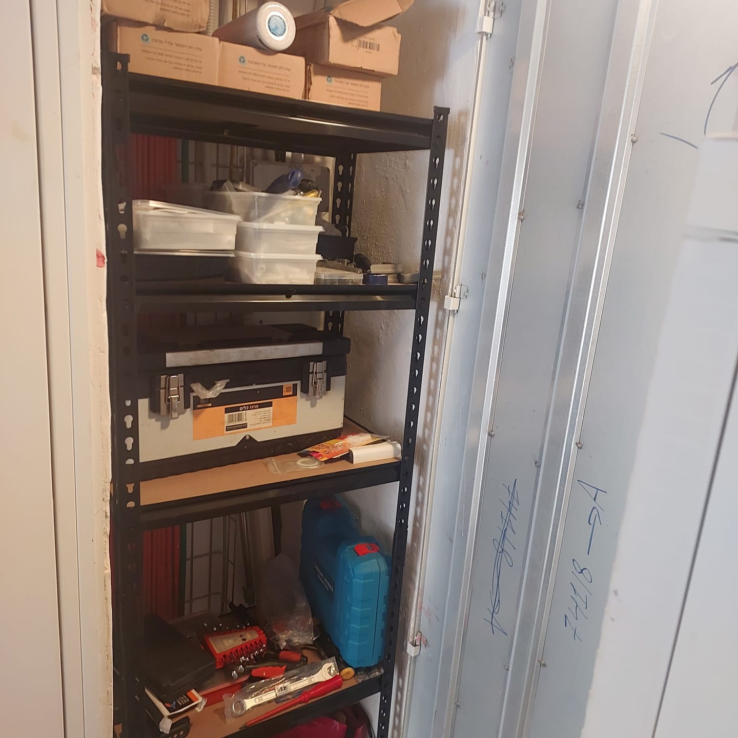 Customer photo review of כוננית מתכת פרמיום 5 מדפים מודולריים גובה 1.83 מטר