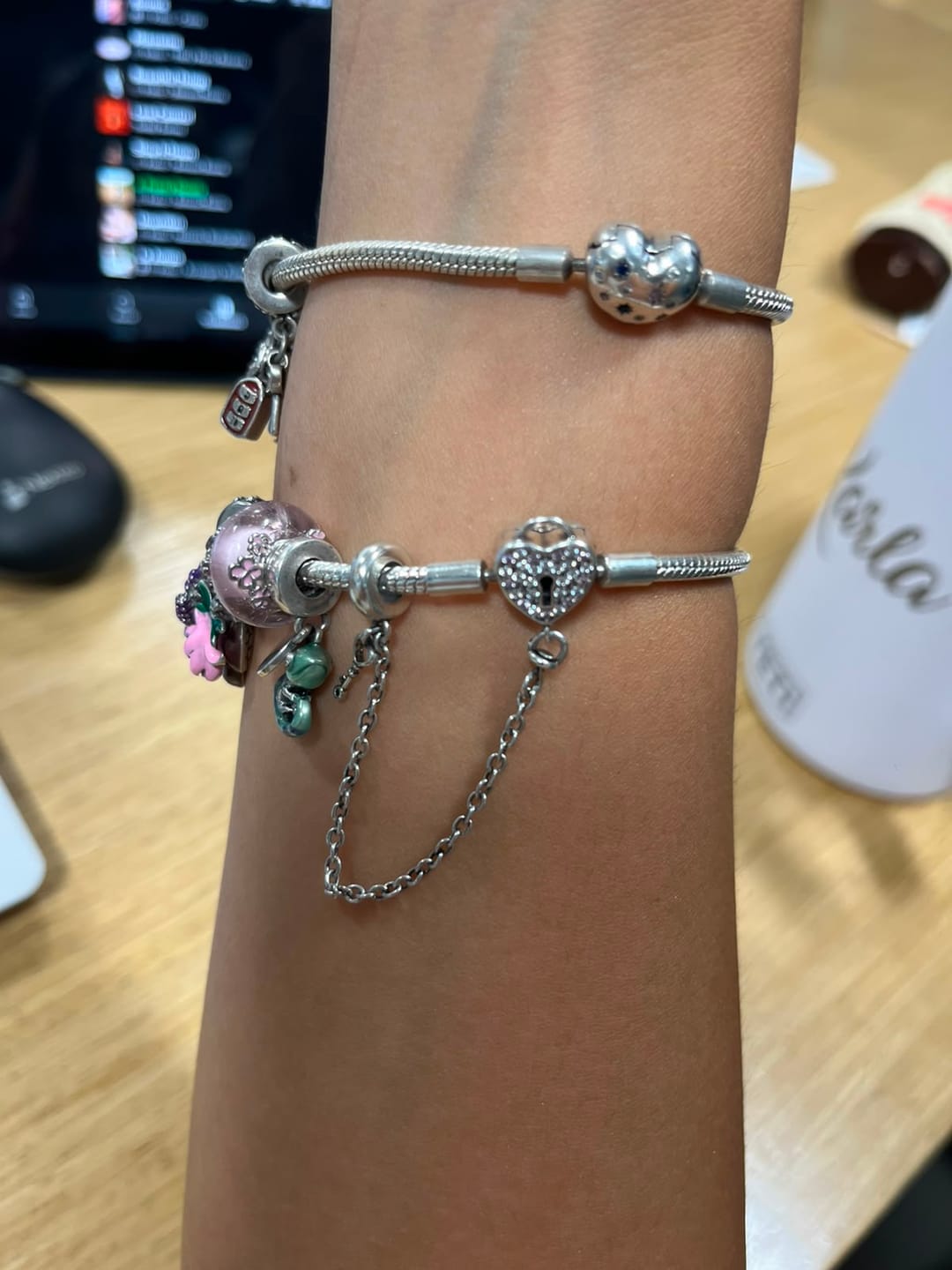 Customer photo review of Pulsera Corazón y Llave "Amor Eterno"