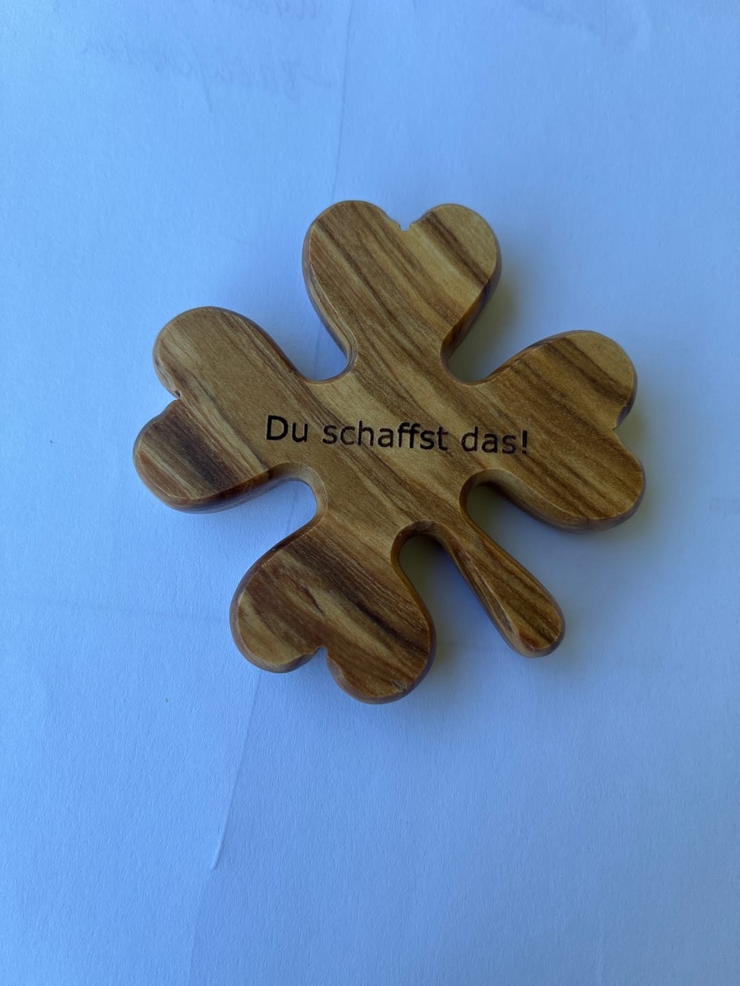Customer photo review of Personalisiertes Kleeblatt aus Olivenholz mit Gravur | Glücksbringer Handschmeichler Geschenk für Geburtstag, Prüfung, Neuanfang