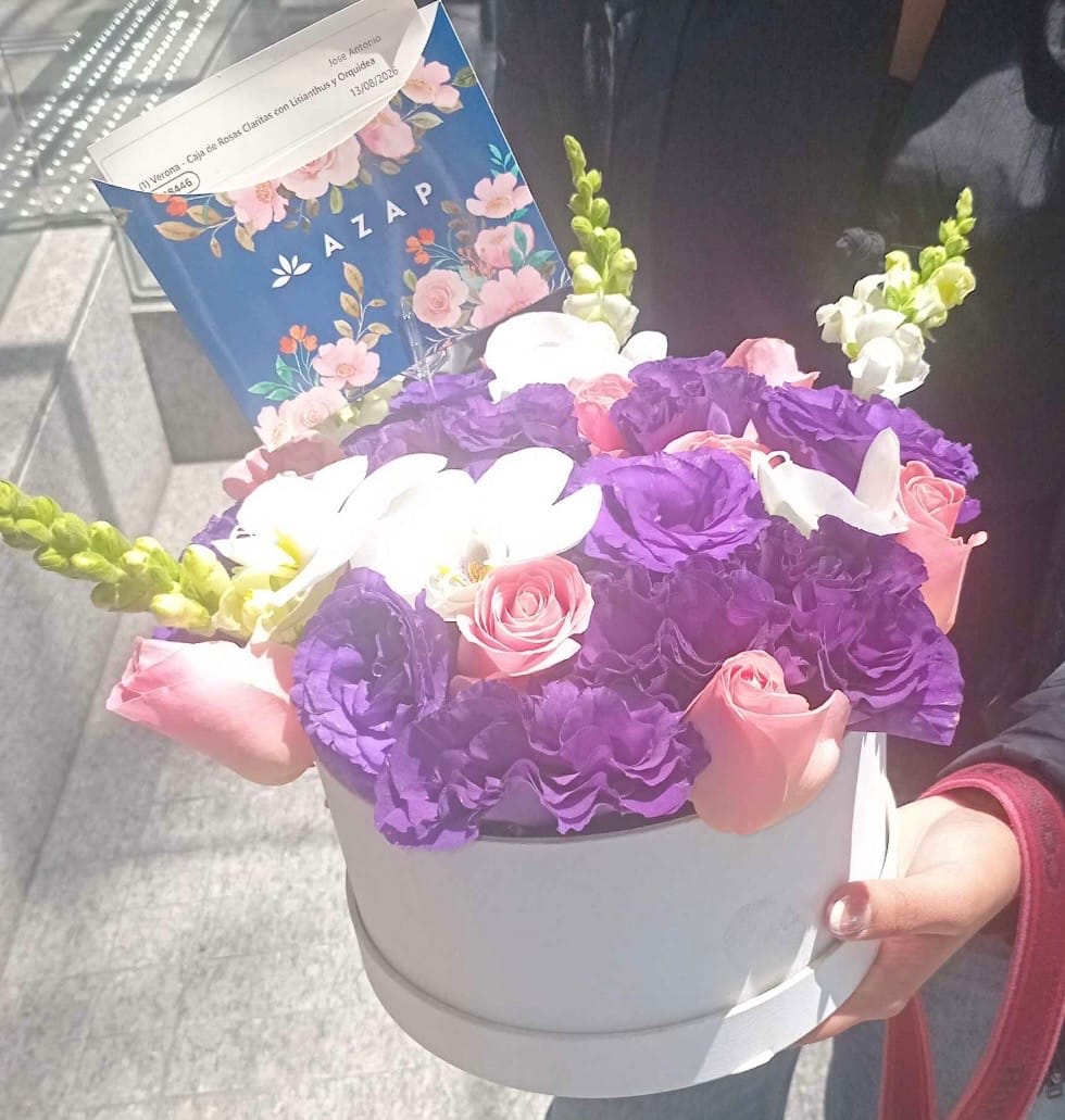 Customer photo review of Verona - Caja de Rosas Claritas con Lisianthus y Orquídea