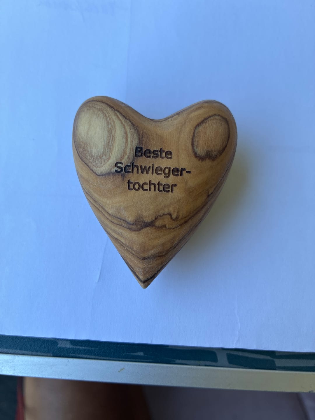 Customer photo review of Personalisiertes Olivenholz Herz mit Gravur | Handschmeichler als liebevolles Geschenk für Hochzeit, Valentinstag & Jubiläum