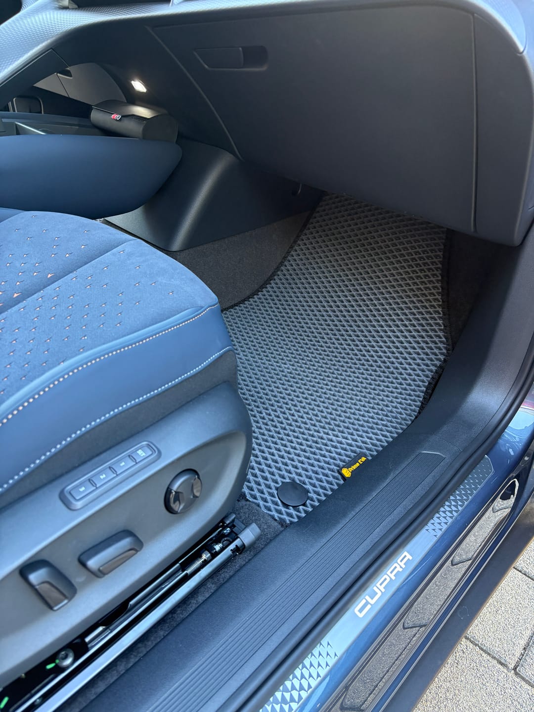Customer photo review of E-Auto Fußmatten nach Maß - Kofferraumwanne