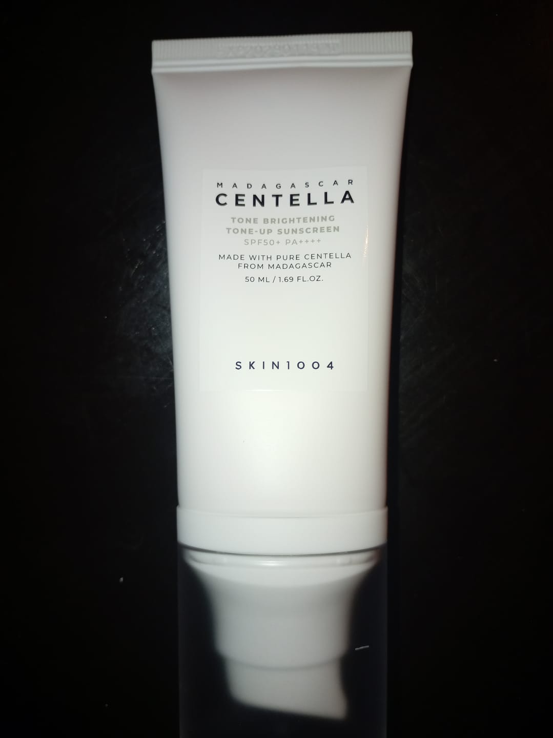 Customer photo review of SKIN1004 - Madagascar Centella Tone Brightening Tone Up Sunscreen SPF50+ PA++++ 50 ML | Protector Solar Iluminador y Aclarante
