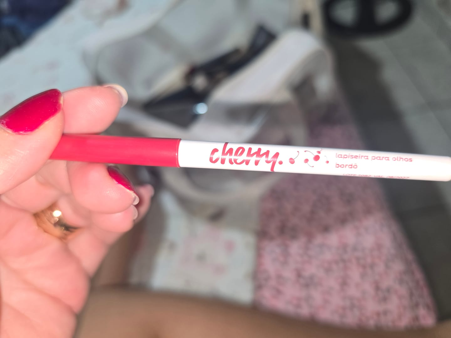 Customer photo review of Lapiseira para Olhos Bordô - Cherry - Vizzela