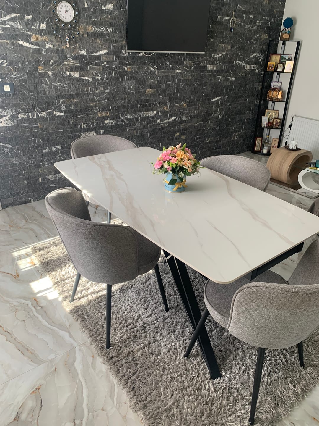 Customer photo review of Masa extensibila ALFREDO, alb cu efect de marmura/negru, piatra sinterizata/otel, 160-240x91x76 cm