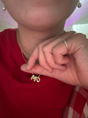 Customer photo review of Personaliza Tu Collar Con Inicial Mini Bubble Dorado
