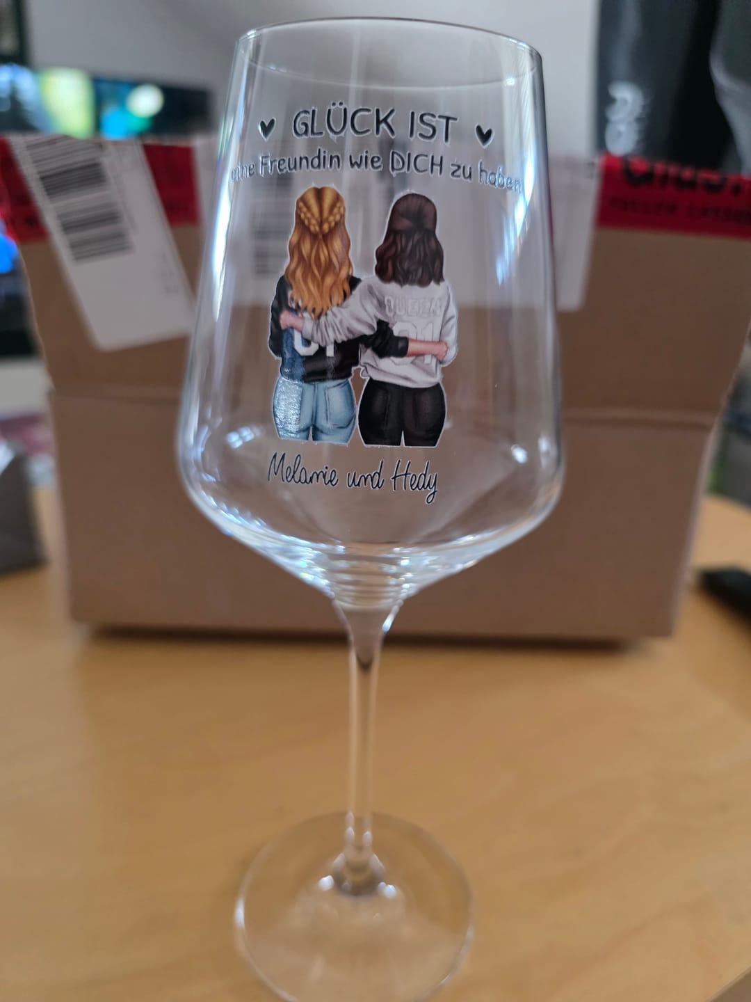 Customer photo review of Besties für immer - Personalisiertes Weinglas für Besties mit Illustration