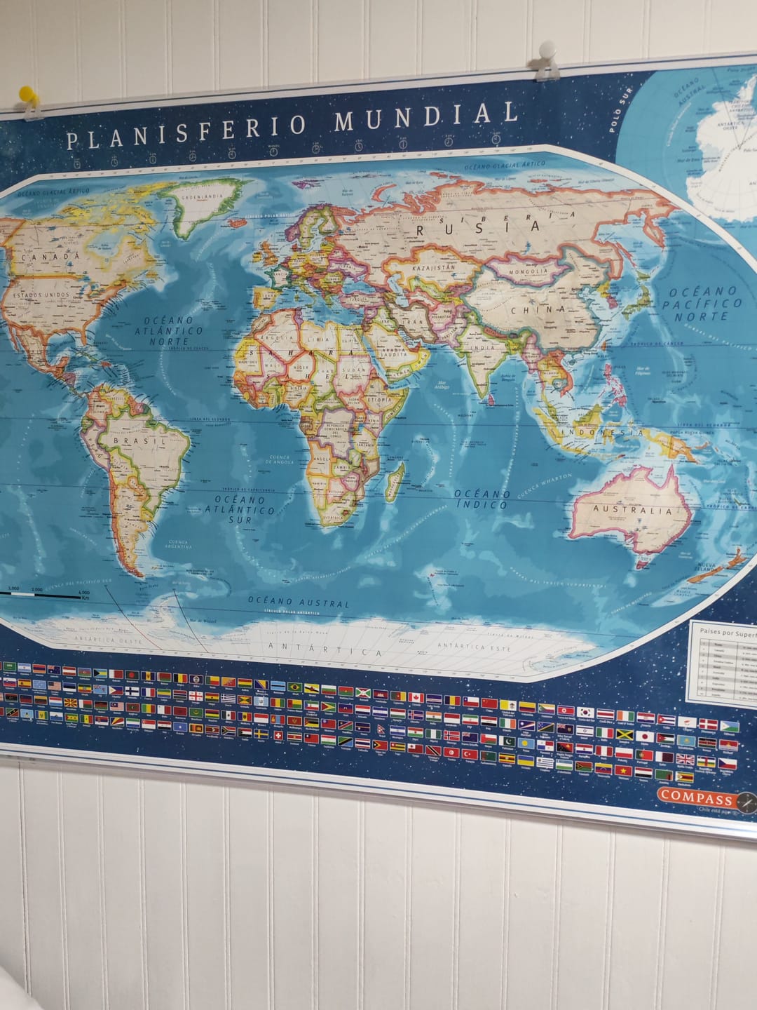 Customer photo review of Mapa del Mundo Político con Banderas y Europa 2024 - Lámina