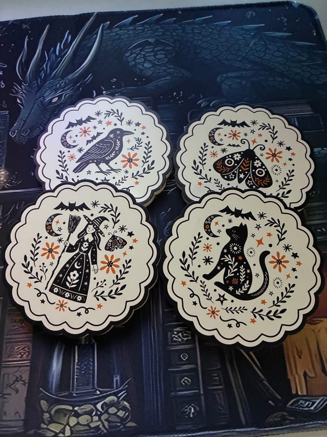 Customer photo review of Summerween Untersetzer-Set – Folk-Art-Look (Hexe, Katze, Rabe, Motte)