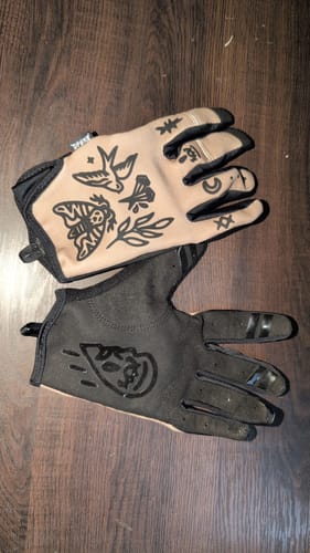 Reviewer's Jobstopper Gravity Gloves showing the tan top with black art and the black palm with a silicon print.