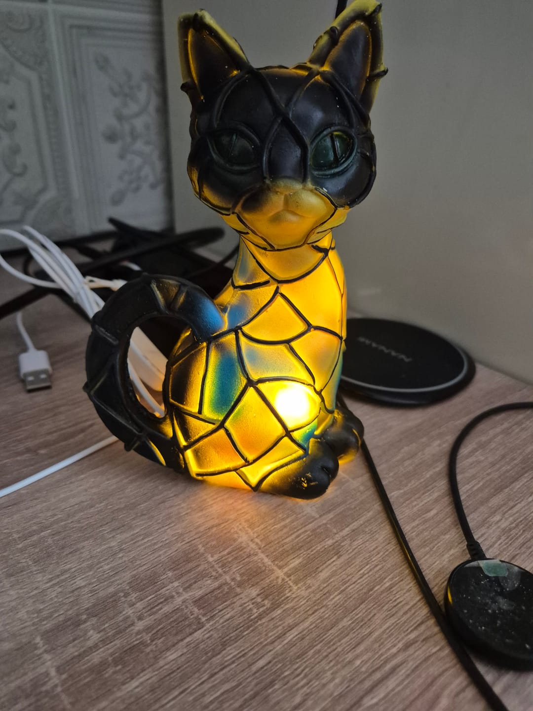 Customer photo review of Lampa Stołowa Szklana Tiffany w Kształcie Kota – Ręcznie Wykonana Lampa Dekoracyjna do Salonu i Sypialni