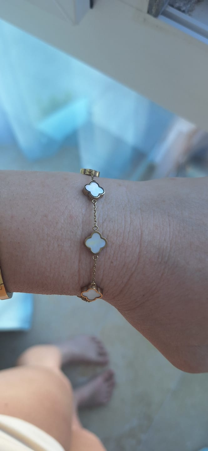 Customer photo review of Mini Perlmutt Lucky Leaf Abbaddon Armband 14K Vergoldet