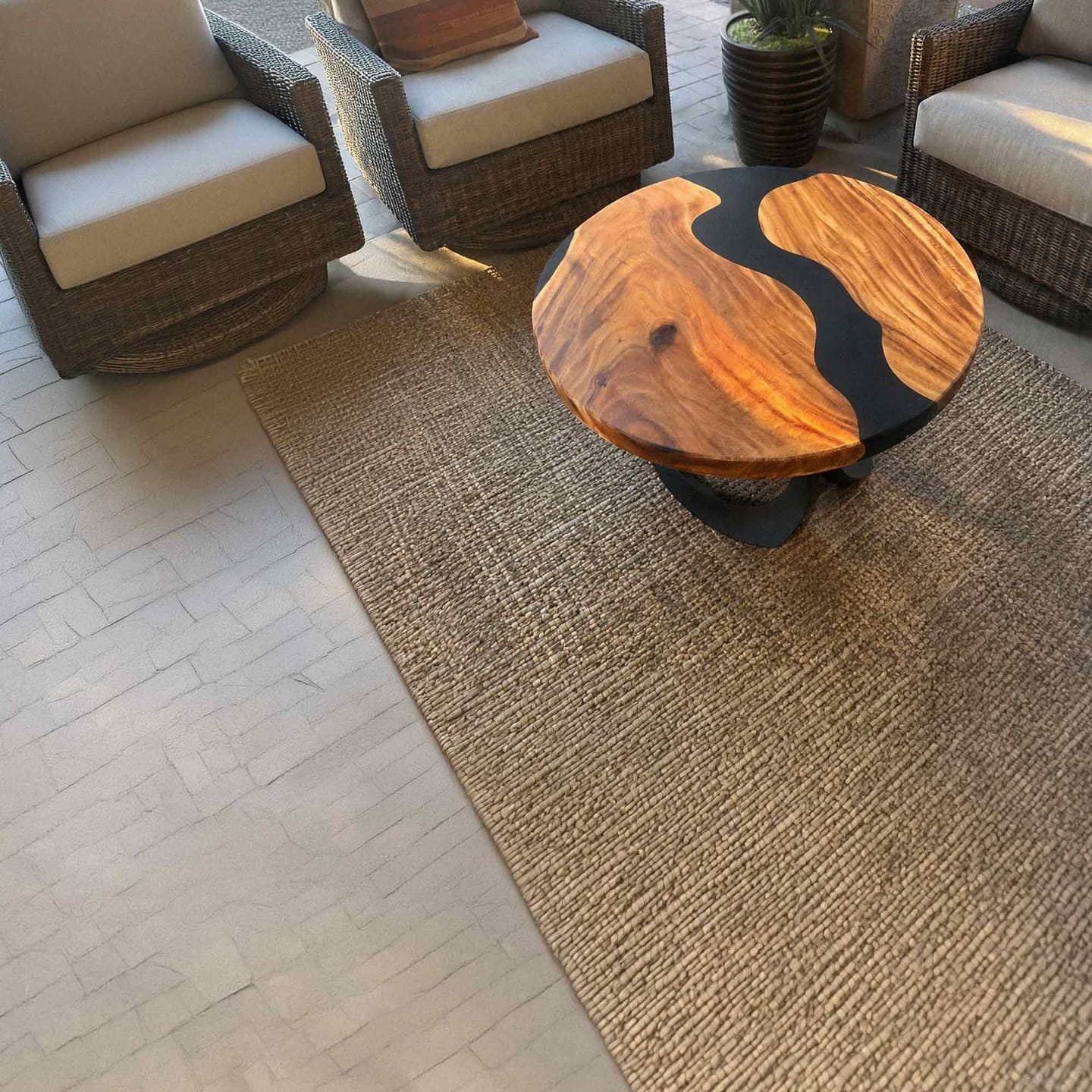 Customer photo review of Coffee Table 35" Round Modern Design for Small Living Room - 104 Manta