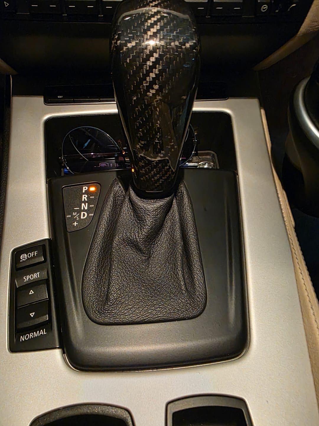 Customer photo review of SPCRSO Genuine Carbon Fiber Gear Shift Knob Lever Cover Trim for BMW 1 Series E81 E82 E87 E88, 3 Series E90 E91, X1 E84, Z4 E89 (1pc Black) – Premium Interior Upgrade
