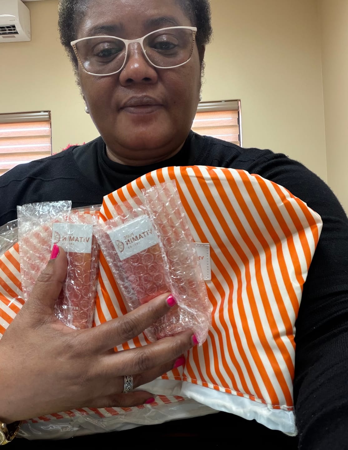 Customer photo review of Buy a Noche Y Dia Vitamin C Serum, Get a Free Limited Edition Cosmetic Bag