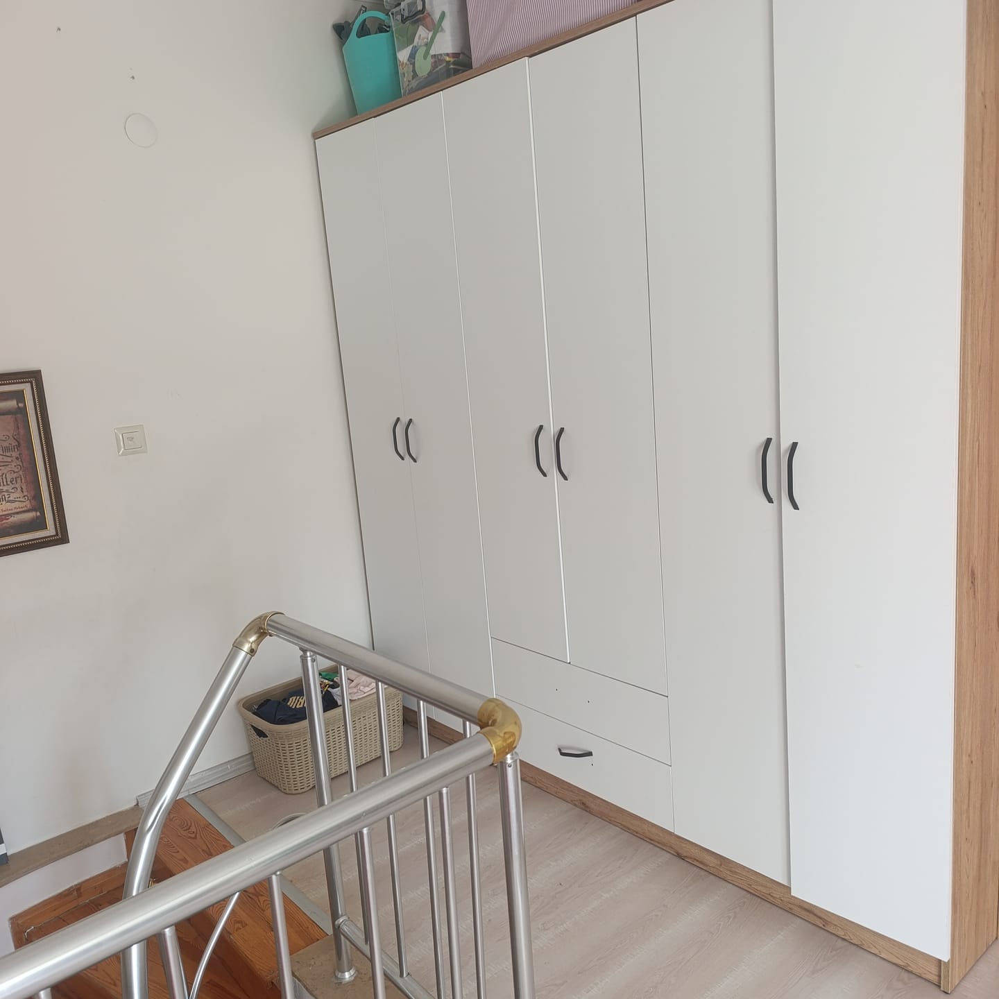 Customer photo review of Rani BA111 Geniş Gardırop Elbise Dolabı 6 Kapaklı 2 Çekmeceli 5 Raflı 3 Askılı Sepet Ceviz - Beyaz