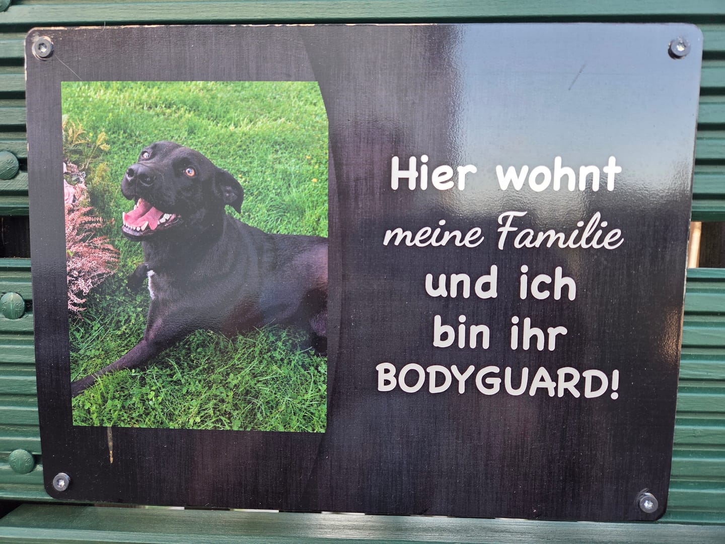 Customer photo review of Hunde-Türschild personalisiert mit Foto & Text (UV- und wetterfest)