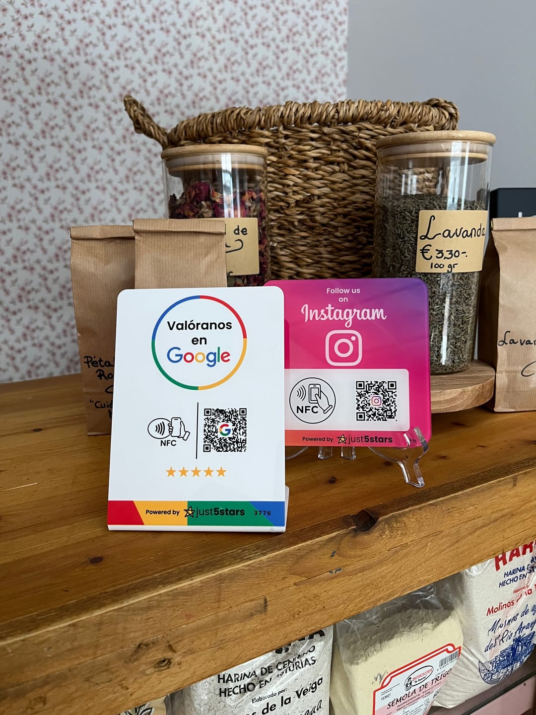 Customer photo review of Expositor Reseñas Google NFC & QR (ES)