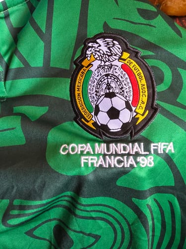 Customer's México Local 1998 jersey close-up showing the team crest and World Cup France 98 embroidery.