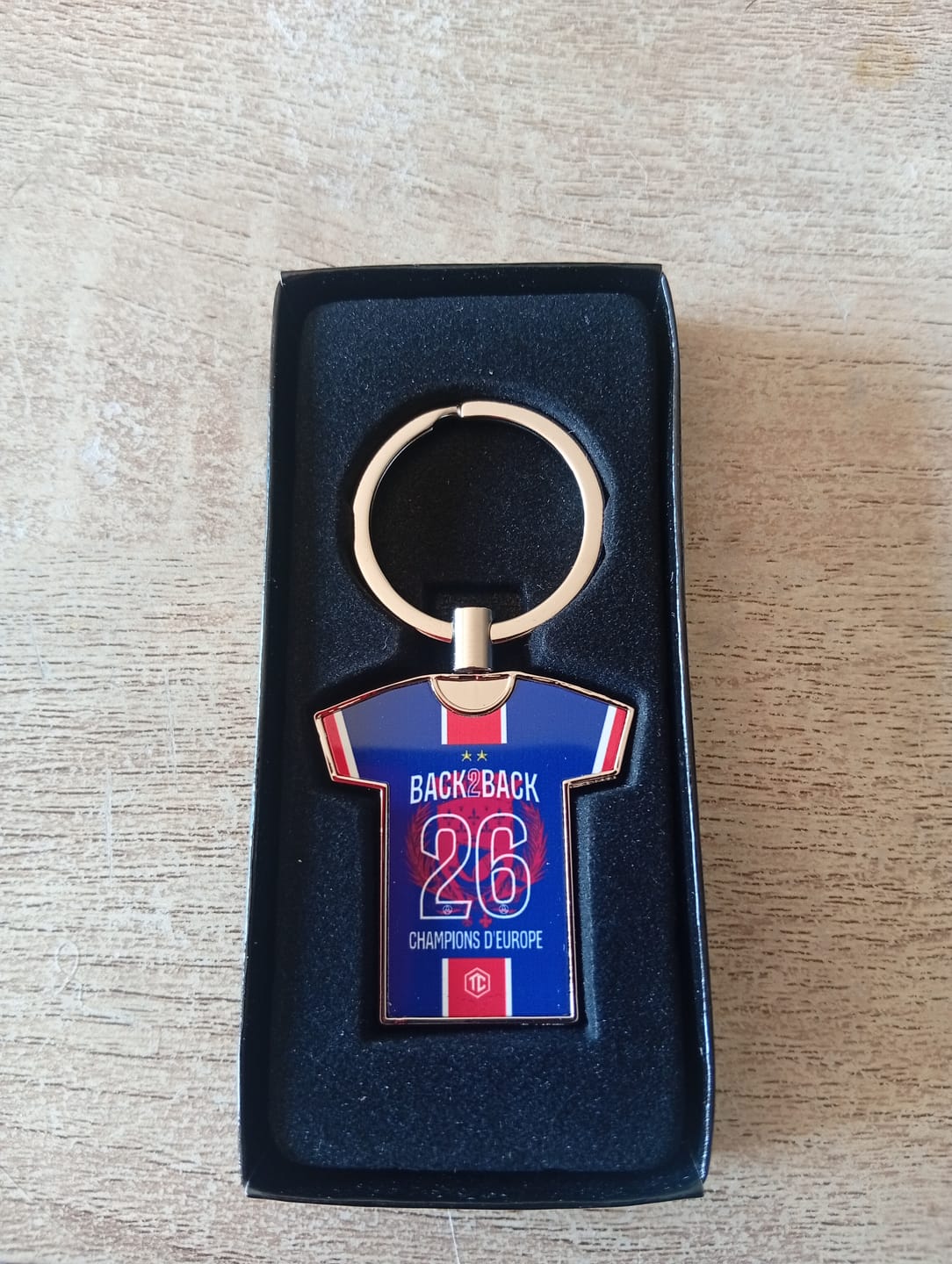 Customer photo review of Porte-clés métal maillot foot PARIS SG COLLECTOR 2026 - CHAMPIONS D'EUROPE - MAILLOT 2 ÉTOILES - CHAMPIONS LEAGUE BACK TO BACK BACK2BACK - TEAMCOQUES