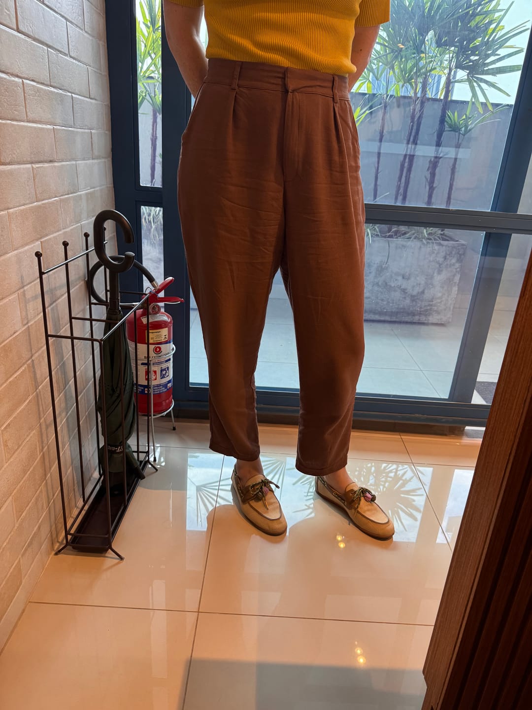 Customer photo review of Calça Slouchy Íris Marrom Escuro