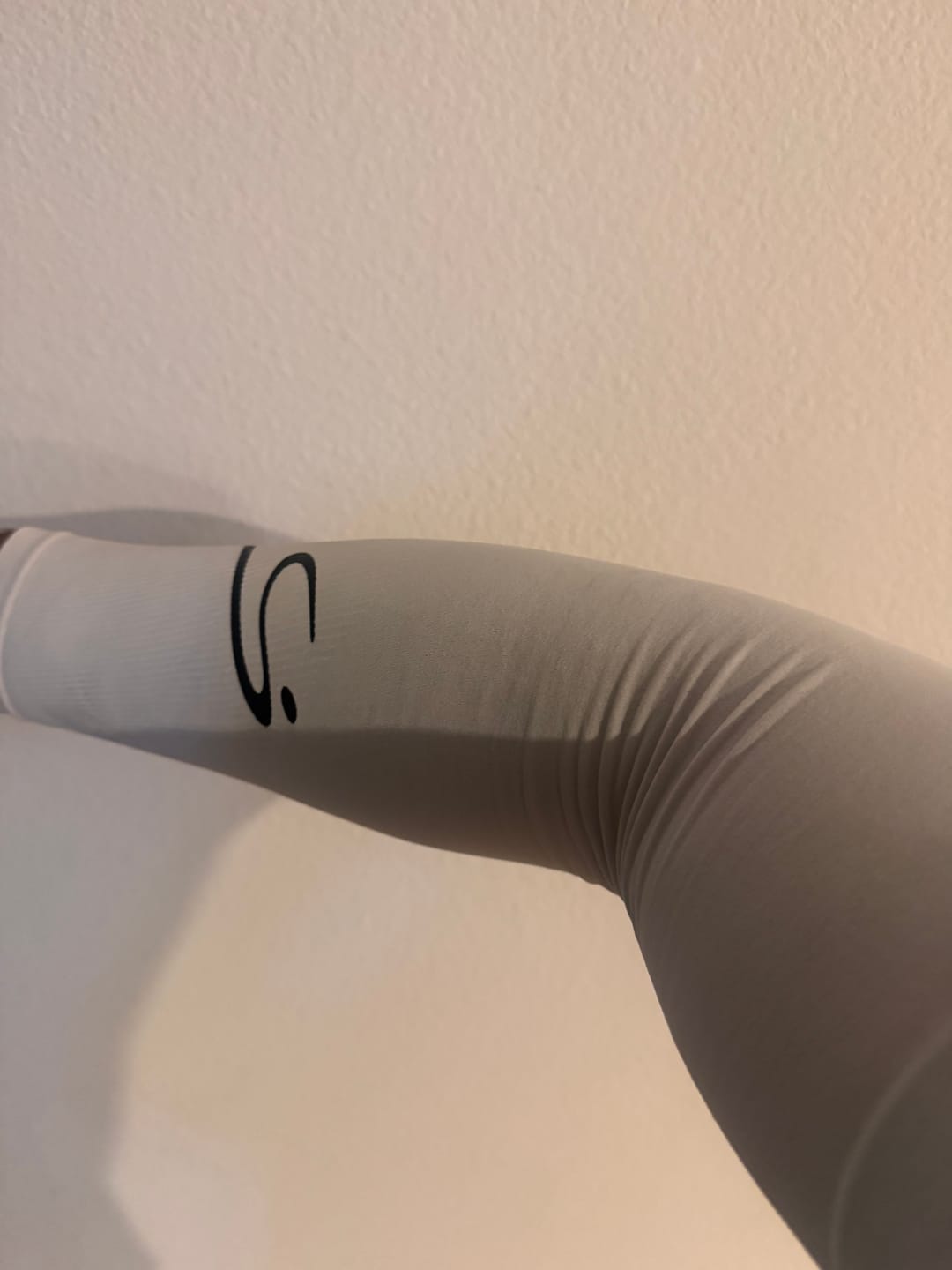 Customer photo review of STORYI Sun Protection Arm Sleeves – White/Black