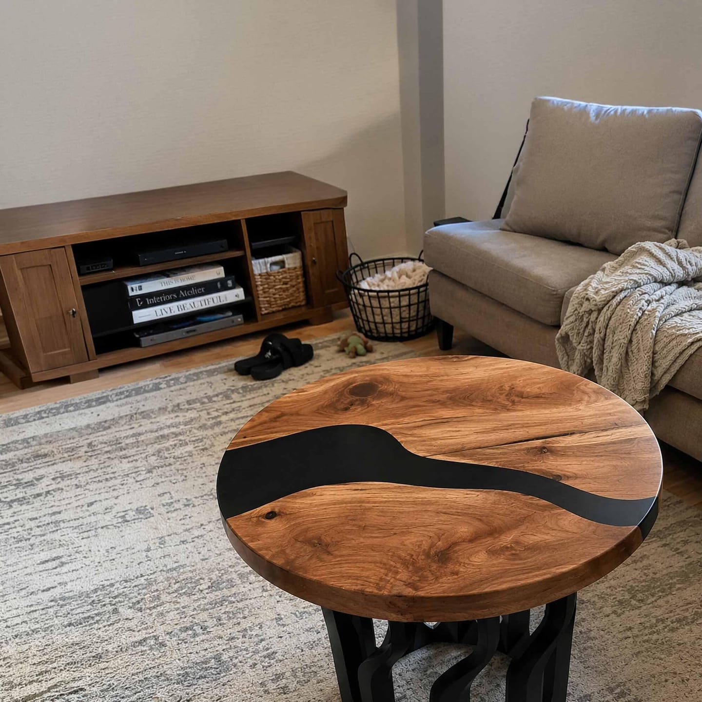 Customer photo review of Coffee Table 23" Round Handcrafted Design for Living Room - 107 Diadem