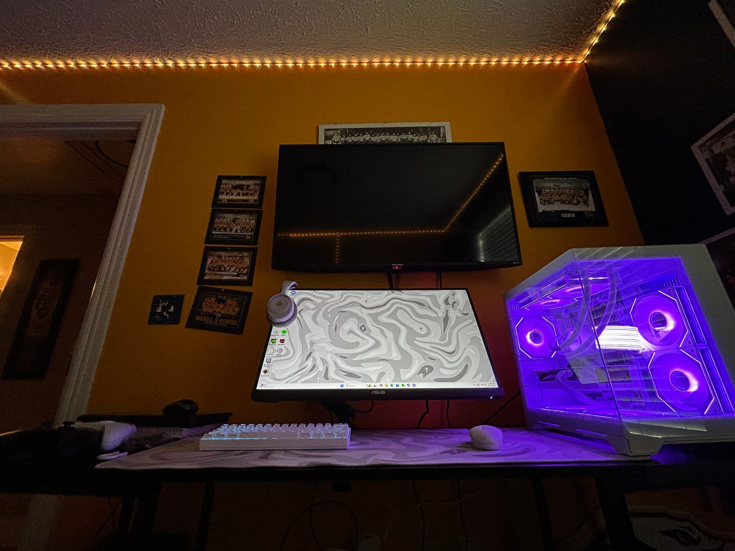 Customer photo review of Liquid White Mousepad