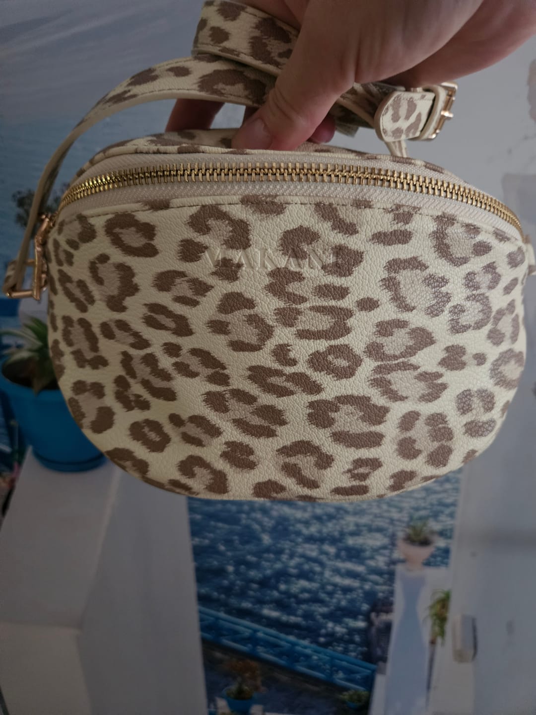 Customer photo review of NOA - LEO WHITE