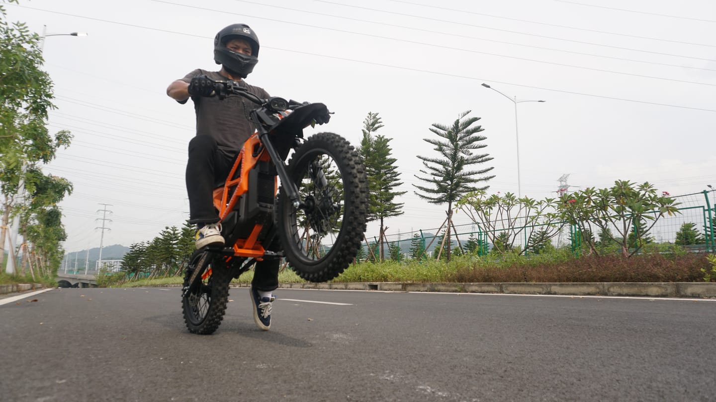 Customer photo review of Eskute® NOVA Beast 5500W Electric Dirt Bike
