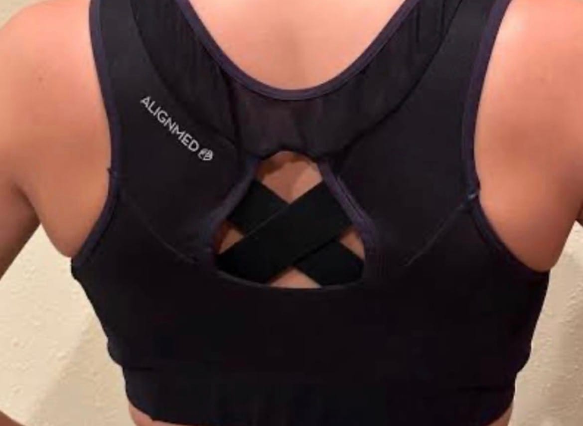 Customer photo review of Top Esportivo Postural Para Mulheres Com Zipper