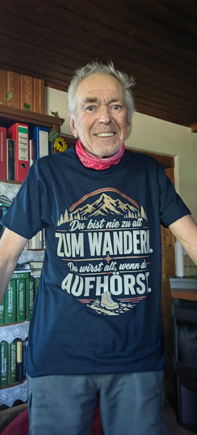 Customer photo review of Nie zu alt - Wander T-Shirt