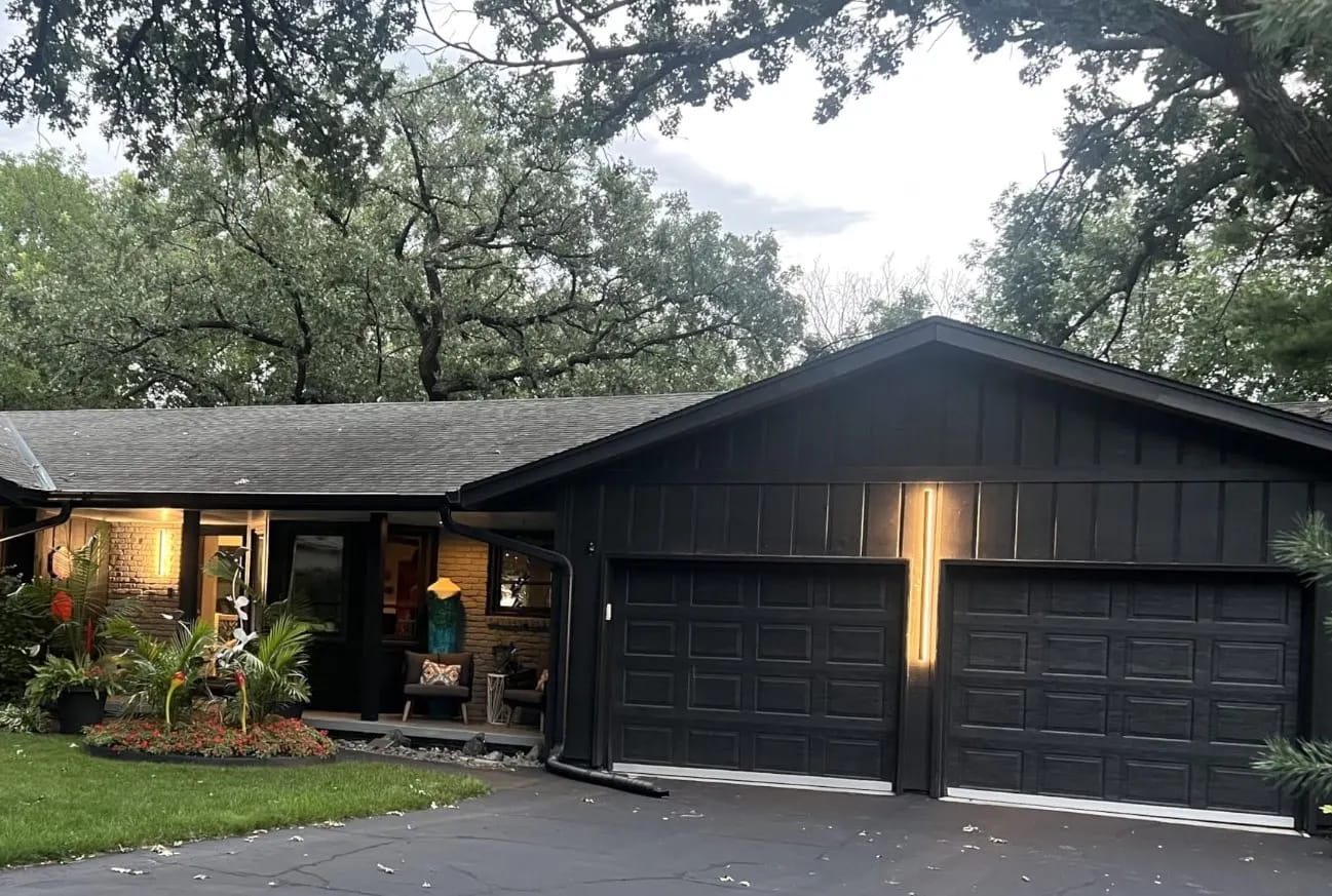 Customer photo review of Raymo Outdoor Wall Light With Linear LED Strip, Black IP65
